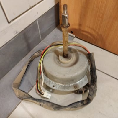 מנוע ישן עם חוטים צבעוניים על רצפה