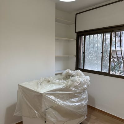 חדר עם קיר צבוע ולוח מכוסה בניילון