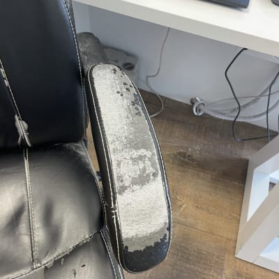 משענת כיסא עור שחור עם ריפוד מתקלף