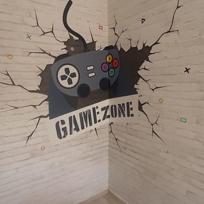 קיר עם טפט של שלט משחק וכתובת 
