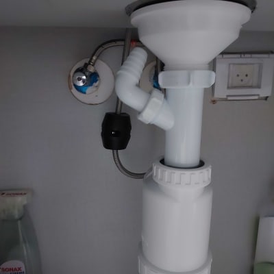 צנרת פלסטיק מתחת לכיור עם חיבורים