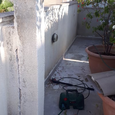 כלי עבודה חשמלי, קיר מתקלף, צינור ירוק