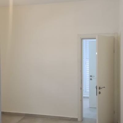 קיר צבוע בלבן עם דלת פתוחה