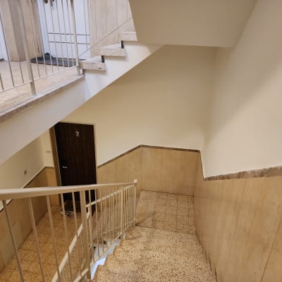 קירות מדרגות צבועים בלבן