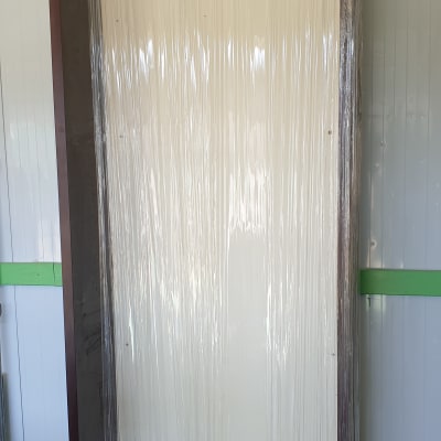 ארון עטוף בניילון נצמד למעבר דירה