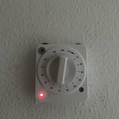 בורר טמפרטורה עם נורית חיווי אדומה דולקת