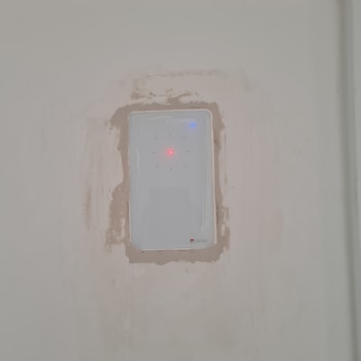 מתג חשמלי עם נורית אדומה על קיר