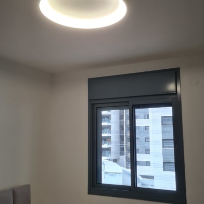 תאורה עגולה מותקנת בתקרה בחדר