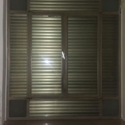 חלון אלומיניום עם תריסים סגורים