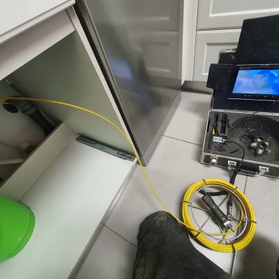 ציוד אינסטלציה עם מצלמה וצינור צהוב