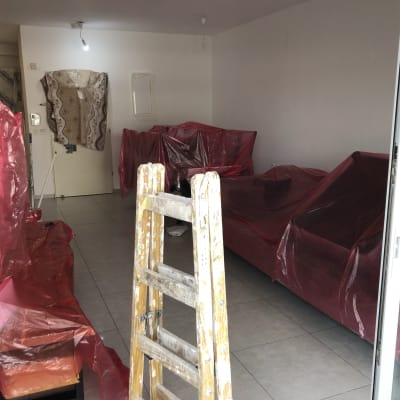 סולם עץ ויריעות פלסטיק לכיסוי רהיטים