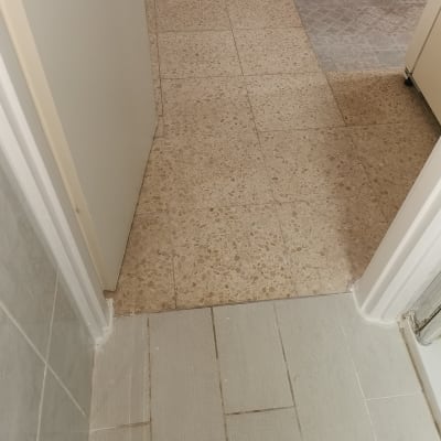 מעבר בין רצפות שונות עם עבודת רובה בפינה