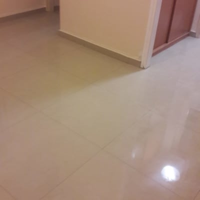 רצפת אריחים מבריקה במסדרון לאחר שיפוץ