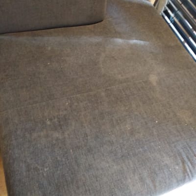 ספה אפורה עם כתמים ולכלוך קל