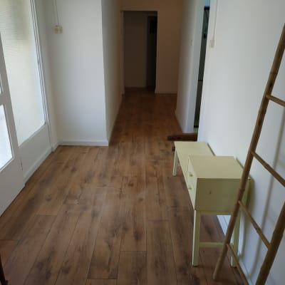 רצפת פרקט עץ במסדרון מואר