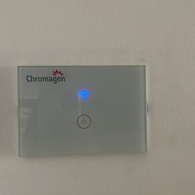 מתג חכם עם חיווי Wi-Fi וכפתור הפעלה