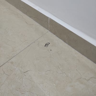 רצפה עם חור קטן באריח קרמיקה