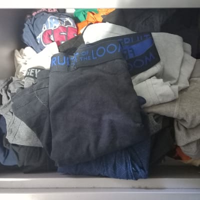 מגירת בגדים עם חולצות מקופלות בצפיפות