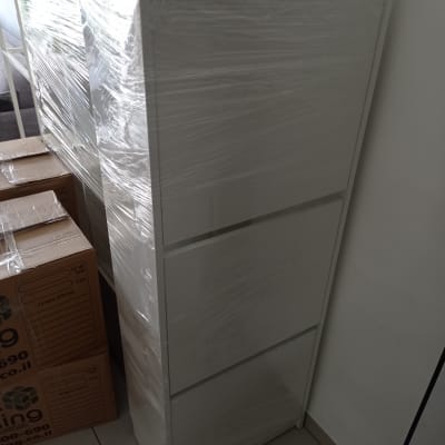 ארון עטוף בניילון ליד קרטונים למעבר דירה