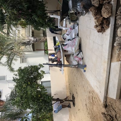 שקי אדמה, כלי גינון, עצים, אבנים בגינה