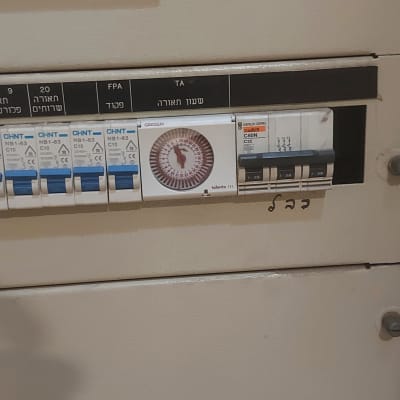 לוח חשמל עם מפסקים ושעון טיימר