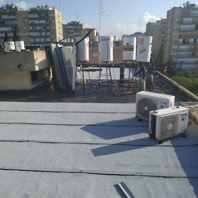 יריעות איטום על גג עם מזגנים ודודי שמש