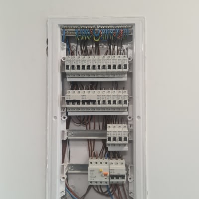 לוח חשמל עם מפסקים וחוטי חשמל צבעוניים