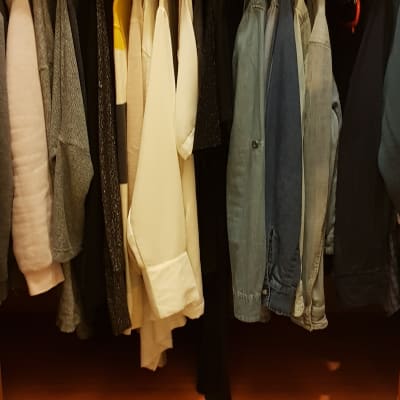 בגדים תלויים בארון על קולבים שונים