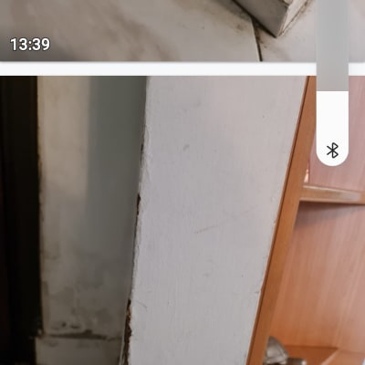 קיר עם קילופי צבע ותיקונים נדרשים