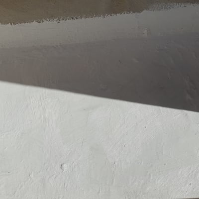 משטח אטום בצבע לבן עם ניקוז בפינה