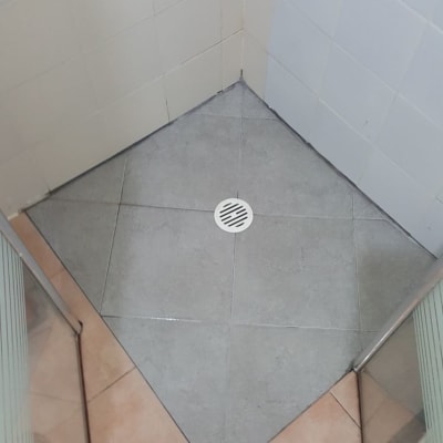 ריצוף חדש במקלחת עם ניקוז מרכזי