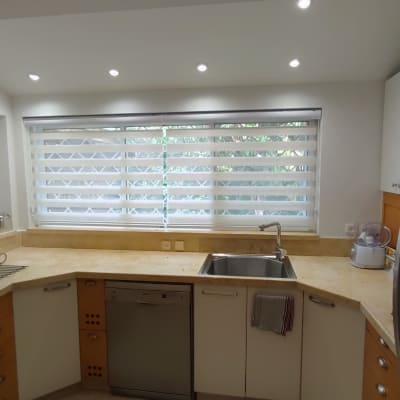 וילון זברה לבן במטבח עם חלון גדול