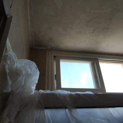 תקרה עם סימני רטיבות ויריעות פלסטיק לכיסוי