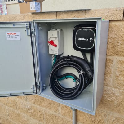 תיבת חשמל פתוחה עם כבל טעינה חשמלי