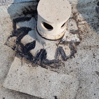 איטום סביב צינור על גג עם חומר שחור