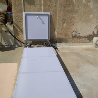 מסגרת מתכת עם לוח לבן על גג בטון