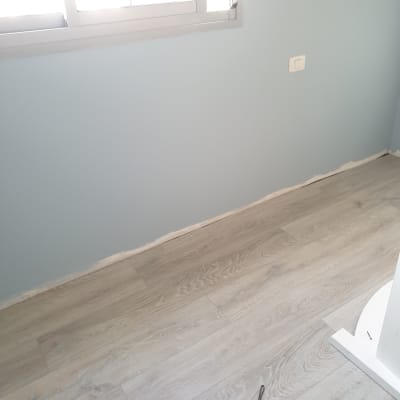 קיר צבוע, רצפת פרקט, שקע חשמל