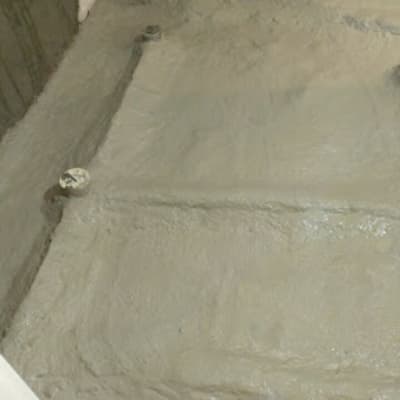 רצפת בטון רטובה עם קירות מטויחים