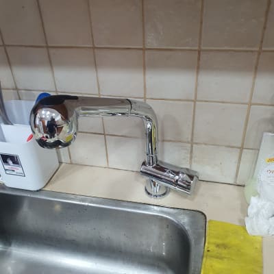 ברז מטבח כרום מעל כיור נירוסטה