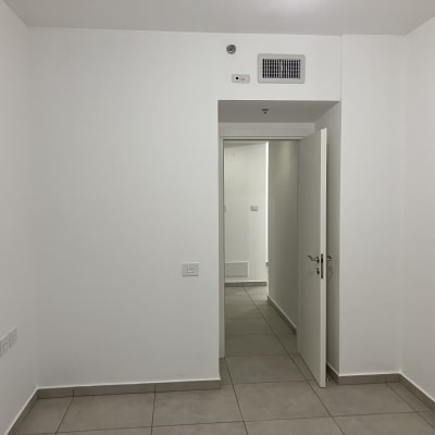 פתח מיזוג אוויר בתקרה מעל דלת