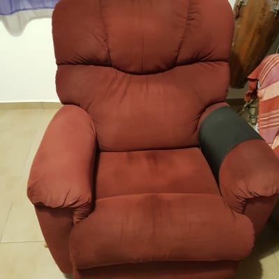 כורסה אדומה עם משענת יד שחורה