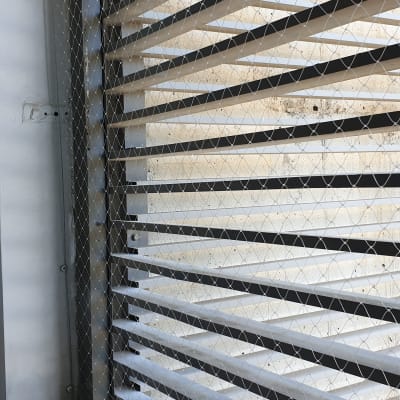 רשת מתכת מותקנת למניעת כניסת יונים