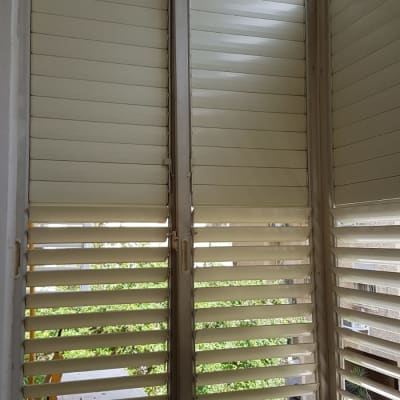 תריסים לבנים עם אבק ולכלוך קל