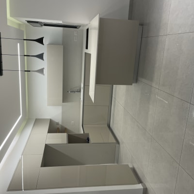 מטבח נקי עם רצפה מבריקה וברז נירוסטה