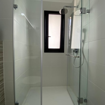 מקלחון זכוכית עם דלתות שקופות ומסגרת מתכת