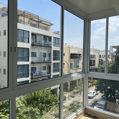 חלונות אלומיניום גדולים עם מסגרות לבנות