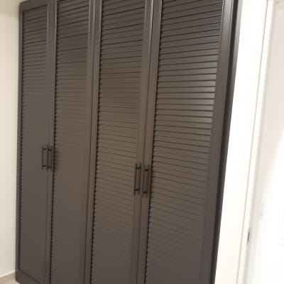 ארון עם דלתות תריס כהות לניקוי אבק