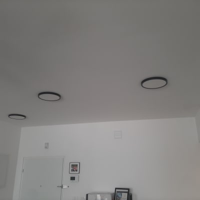 שלושה גופי תאורה עגולים מותקנים בתקרה