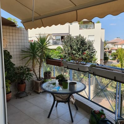 מרפסת עם סוכך בד בז