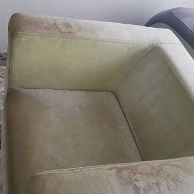 ספה עם כתמים על ריפוד בהיר